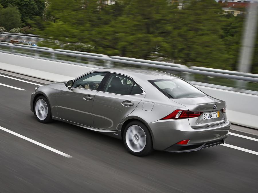 Lexus IS300h 2013 года  (EU) (фото 6 из 16)